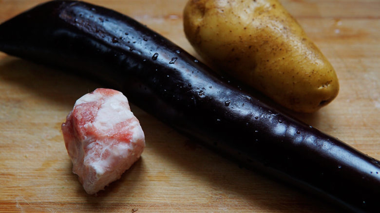 茄子炖土豆,食材非常简单,茄子一个,土豆一个,<a style='color:red;display:inline-block;' href='/shicai/ 428'>五花肉</a>一麻将块大小。