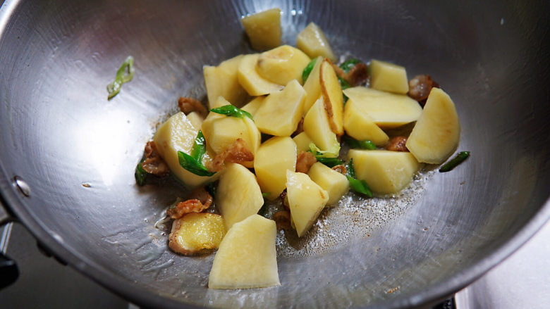 茄子炖土豆,土豆入锅煸炒片刻。