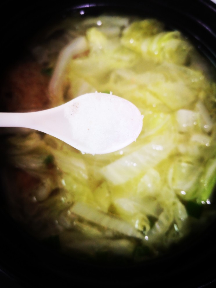 白菜丸子汤,调入盐