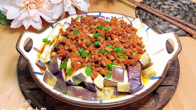 肉末蒸茄子,美味的肉沫蒸茄子就可以吃喽!