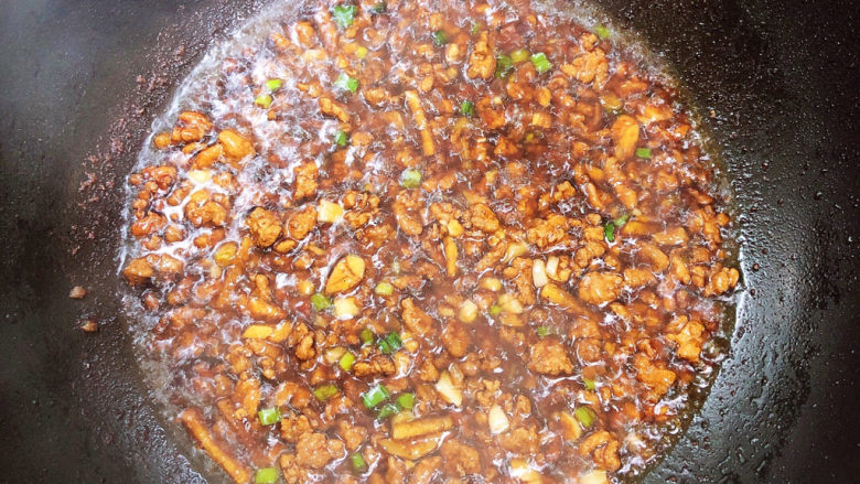 肉末蒸茄子,翻炒入味后,即可关火。