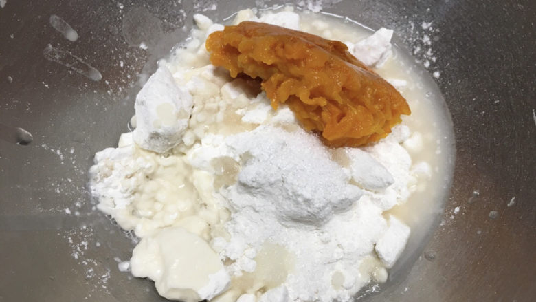 南瓜紫薯馒头,南瓜就要少加点水,因为南瓜含水量大
