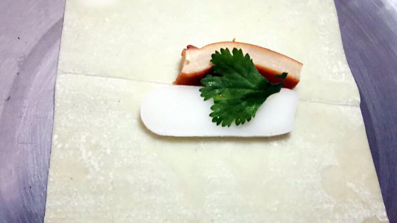 芝士焗年糕,扁肉皮里放进年糕与墨鱼,香菜