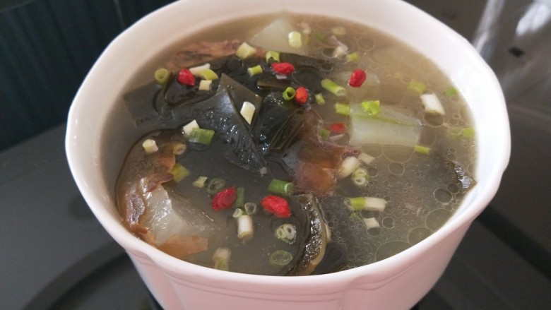 冬瓜海带汤,撒上香葱,枸杞。