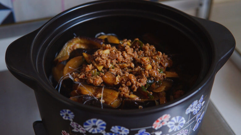 茄子粉丝煲,再把茄子放进饭煲。