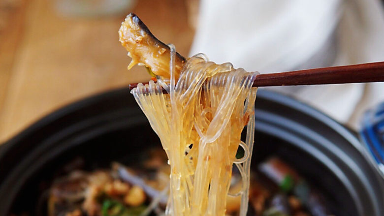 茄子粉丝煲,加一碗白米饭,包你吃的香香的。
