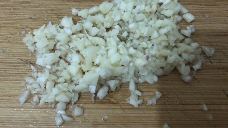 蒜蓉小白菜,蒜去皮,剁碎