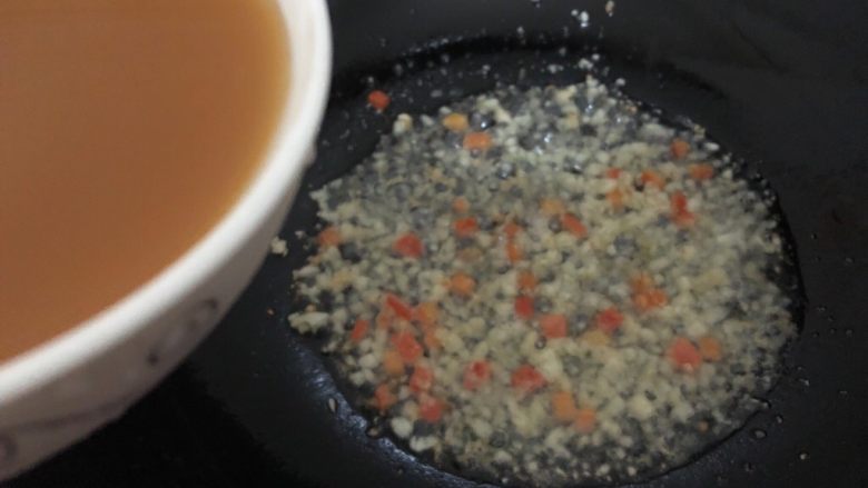 蒜蓉小白菜,下调好的味料(下味料之前再搅匀一下)