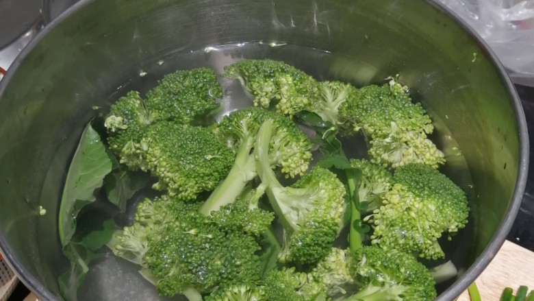 番茄花菜,西兰花切小朵，用盐水浸泡五分钟
