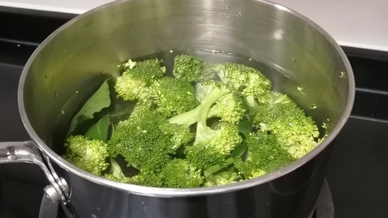 番茄花菜,烧开水，加入西兰花，焯水3分钟
