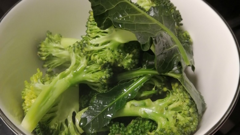 番茄花菜,捞出，过冷河，这样西兰花可以保持翠绿