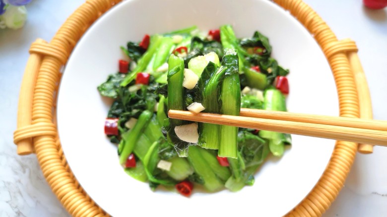 蒜蓉小白菜,尝尝,又嫩又好吃。