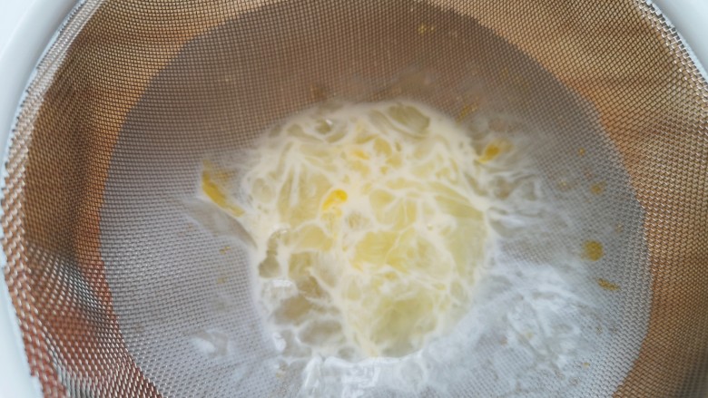 车厘子蛋挞,用网筛过一下,滤出蛋筋,使蛋挞液更细腻。