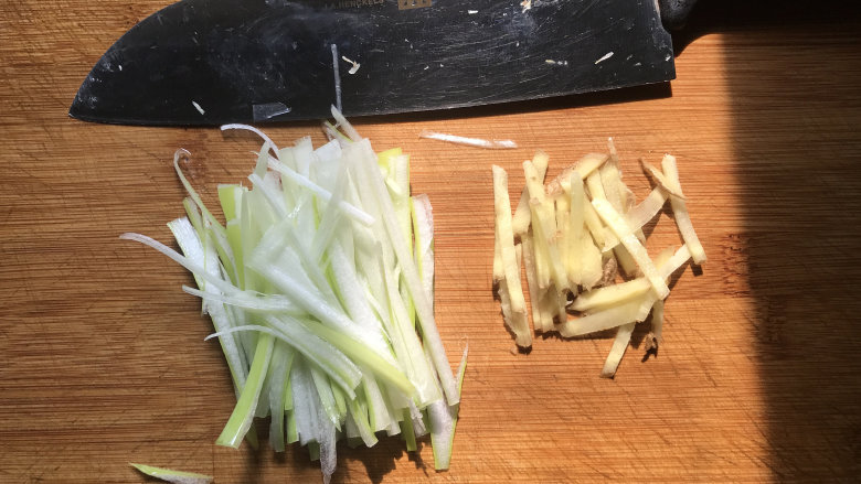 干煎带鱼,京葱和生姜洗净,切丝备用