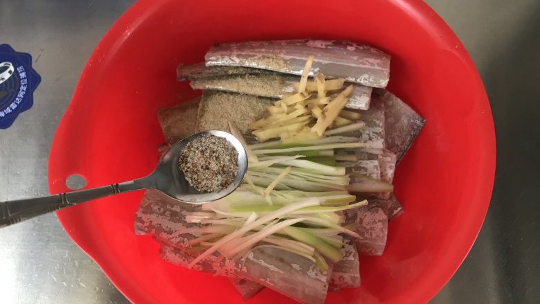 干煎带鱼,碗中放入带鱼、<a style='color:red;display:inline-block;' href='/shicai/ 718'>料酒</a>、葱姜丝、花椒粉和自制五香椒盐,腌制半小时