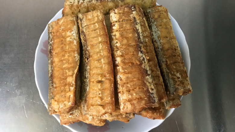 干煎带鱼,捞出,控油