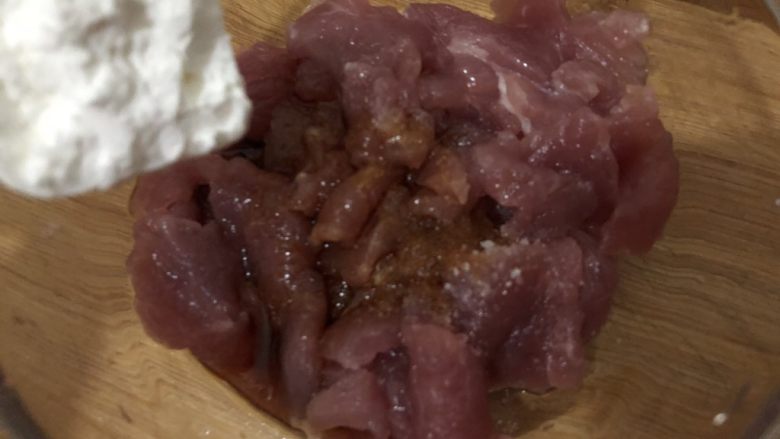 莲藕炒肉片,再加少许淀粉、油搅匀腌制一下,让肉更嫩滑些