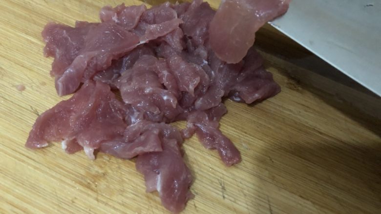 莲藕炒肉片,<a style='color:red;display:inline-block;' href='/shicai/ 429'>瘦肉</a>洗洗切薄片,有那么薄切那么薄😁