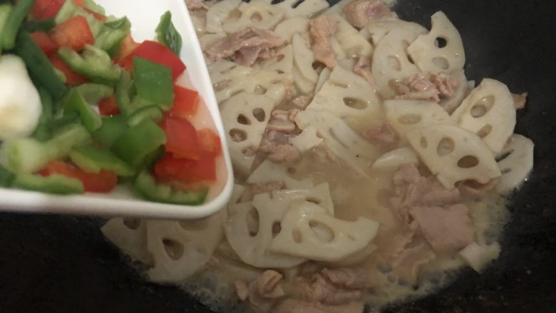 莲藕炒肉片,跟着下青红椒和葱再翻炒一下即可(下肉翻炒的时间在二分钟左右,久了肉变老了)