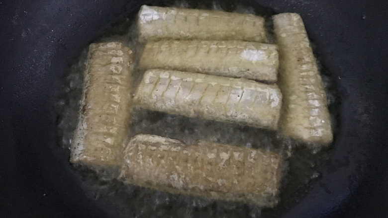 干煎带鱼,底面煎好后,翻面继续