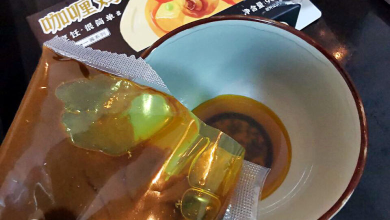 茄子粉丝煲,咖喱酱倒入碗中,加水或<a style='color:red;display:inline-block;' href='/shicai/ 219'>牛奶</a>拌匀