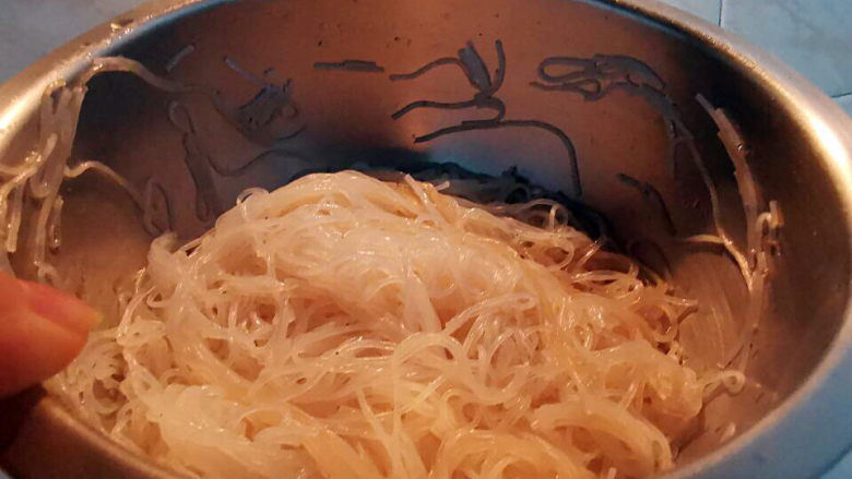 茄子粉丝煲,拌匀,给粉丝带来底味