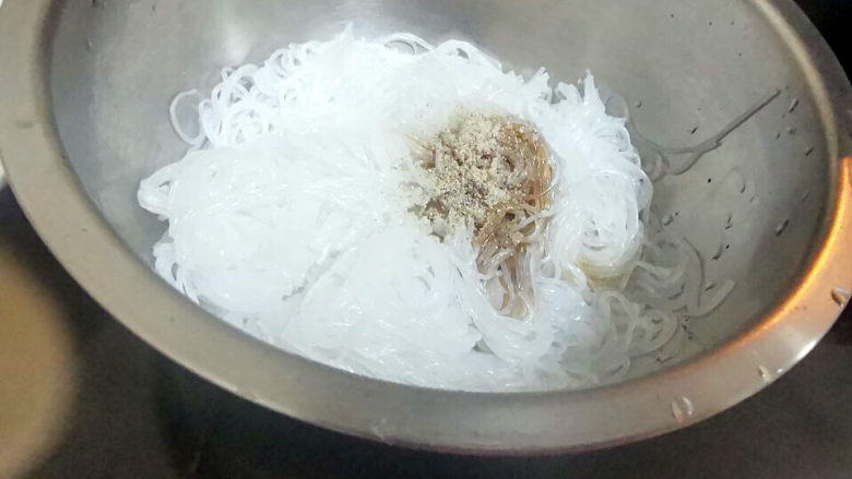 茄子粉丝煲,沥去水分,加入<a style='color:red;display:inline-block;' href='/shicai/ 692'>酱油</a>,胡椒粉
