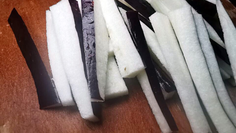 茄子粉丝煲,茄子切条状,最好每条都带皮