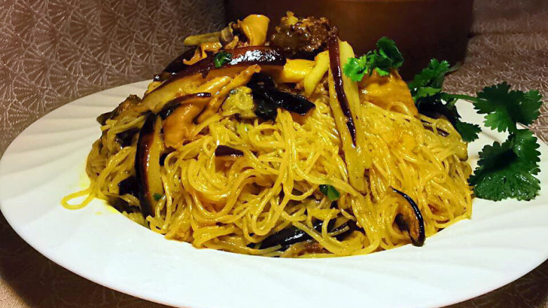 茄子粉丝煲,用煲来保温装法,或用深盘来装皆可