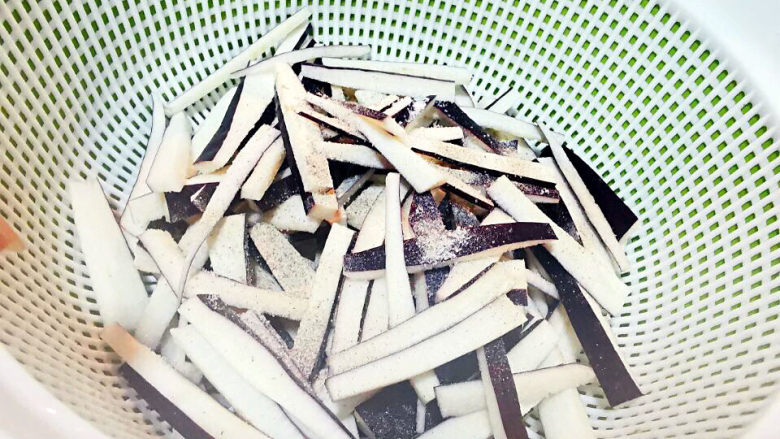 茄子粉丝煲,茄丝加盐,胡椒粉,淀粉