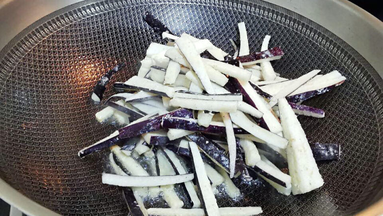 茄子粉丝煲,锅中下油,炒软茄丝