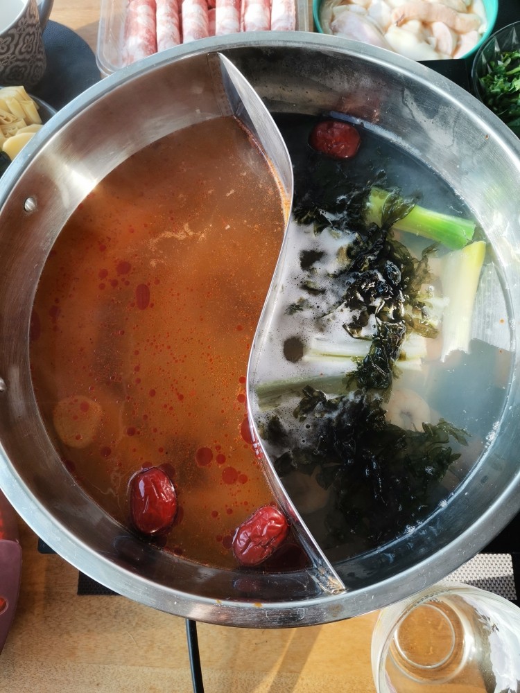 自制火锅,一面辣锅,一面虾仁做汤底的清汤