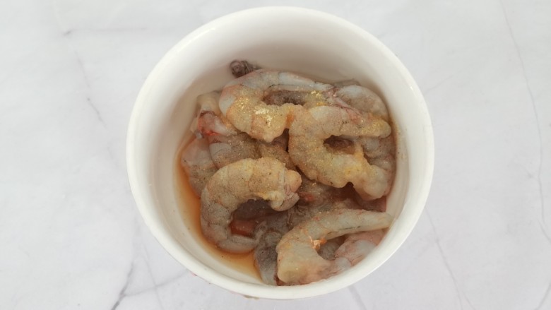 虾仁日本豆腐,虾仁清洗干净加入少许盐,<a style='color:red;display:inline-block;' href='/shicai/ 718'>料酒</a>,胡椒粉搅拌均匀腌制10分钟