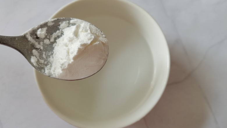 虾仁日本豆腐,碗中加入小半碗水,放入淀粉