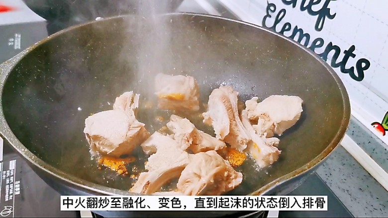 红烧土豆排骨,倒入焯水的排骨