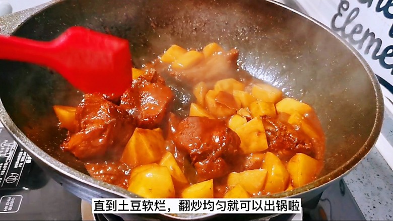 红烧土豆排骨,到土豆软烂翻炒均匀就可以出锅