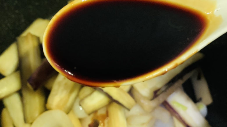 茄子粉丝煲,加<a style='color:red;display:inline-block;' href='/shicai/ 788'>生抽</a>