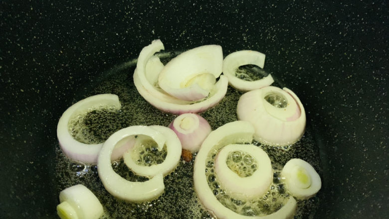 茄子粉丝煲,加入洋葱,炒香