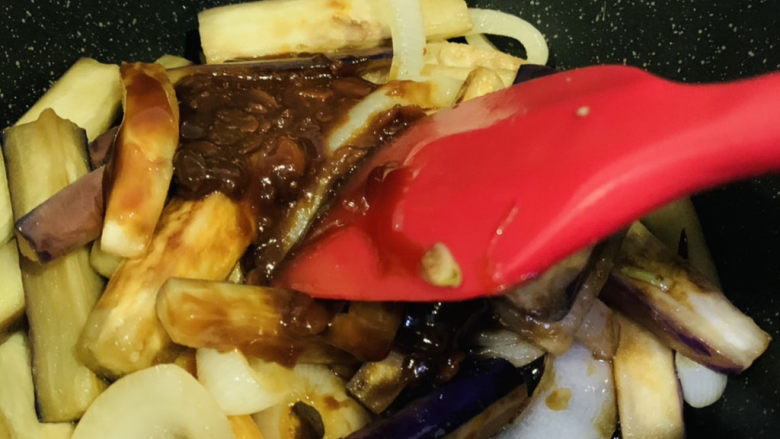 茄子粉丝煲,加<a style='color:red;display:inline-block;' href='/shicai/ 721'>蚝油</a>,翻炒均匀调料