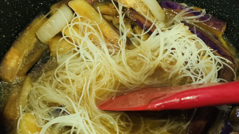 茄子粉丝煲,大火烧开,转中火,煮5分钟