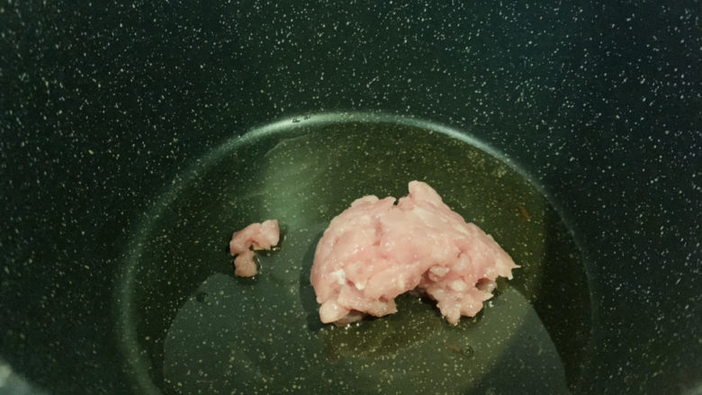 肉末蒸茄子,热锅,加入肉沫