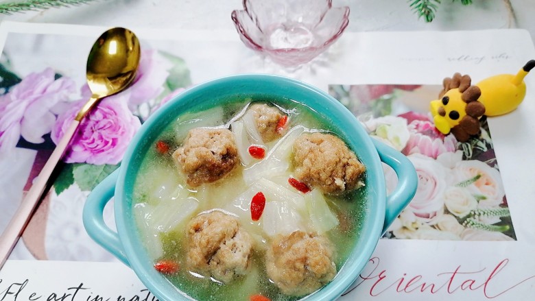 白菜丸子汤,拍上成品图,一道美味的白菜丸子汤就完成了。