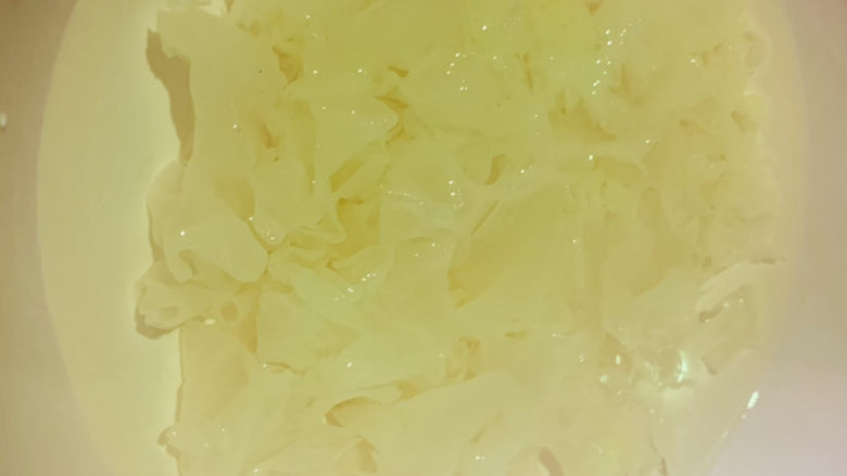 木瓜炖银耳,用温水,将银耳泡发