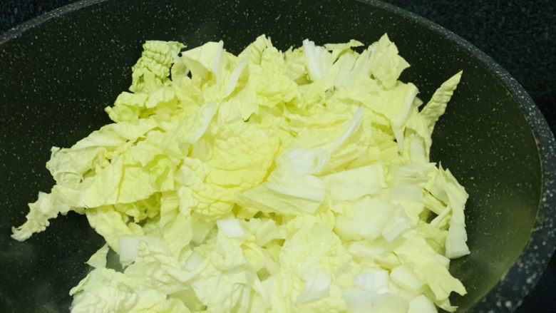 白菜丸子汤,锅加食用油,热锅,加入白菜