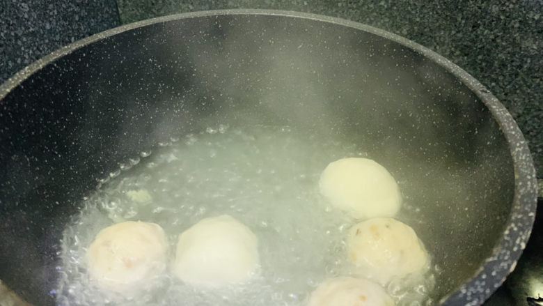 白菜丸子汤,转中火煮10分钟,汤汁变白