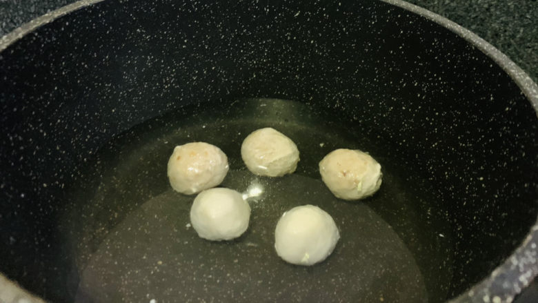 白菜丸子汤,锅加适量清水,丸子冷水下锅
