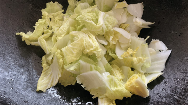 白菜丸子汤,加入白菜,炒至变软