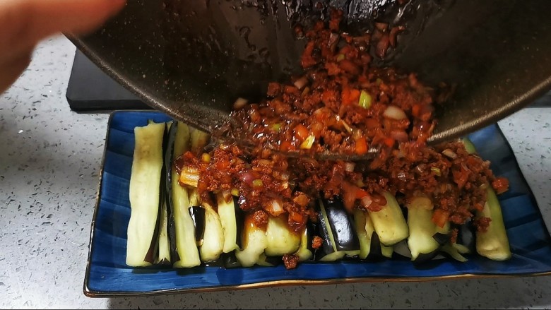 肉末蒸茄子,将炒好的肉沫铺在茄子上