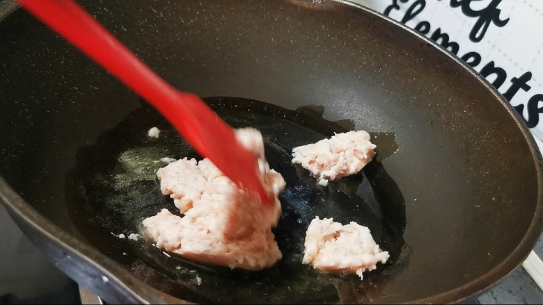 肉末蒸茄子,热锅凉油,放入肉沫