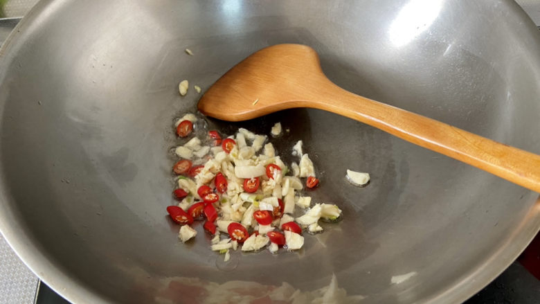 蒜蓉小白菜➕蒜蓉香菇炒小白菜,热锅冷油,下蒜蓉小米辣,中小火煸香